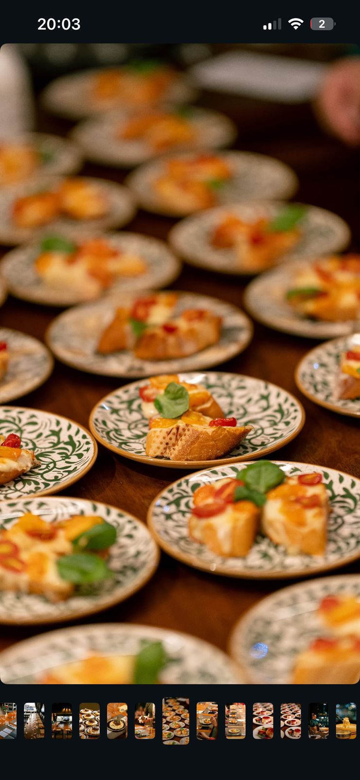 Bruschettas com queijo, tomate e manjericão servidas em pratos decorados