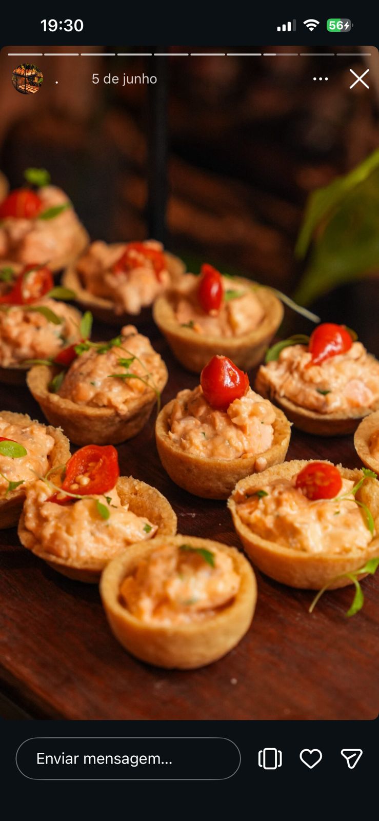 Mini tortaletes com creme de salmão e tomate confit