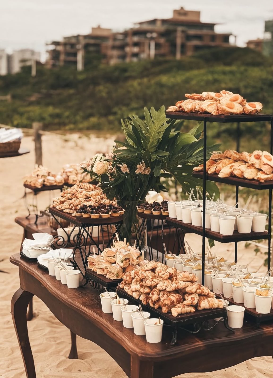 Mesa de coffee break montada ao ar livre na areia