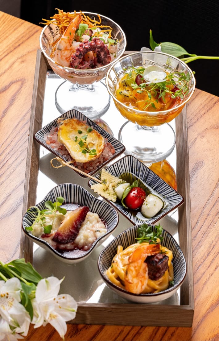 Bandeja com variedade de aperitivos e ceviches em porções individuais