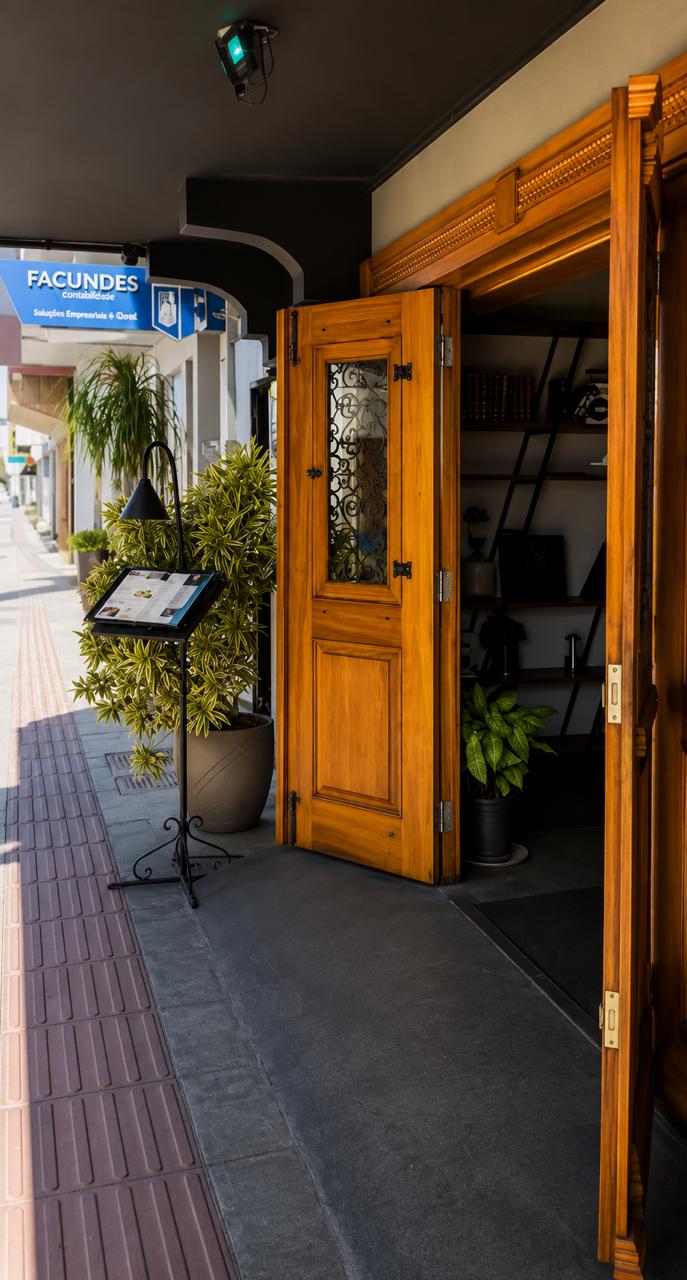 Entrada da L'Italiana Empório & Massas com portas de madeira