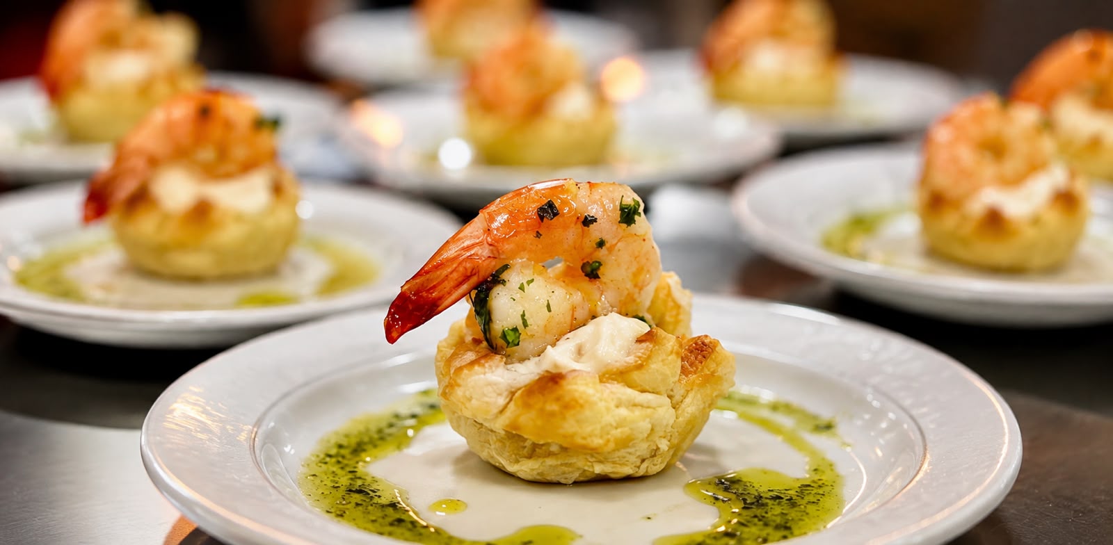 Canapé de camarão com pesto servido em prato branco