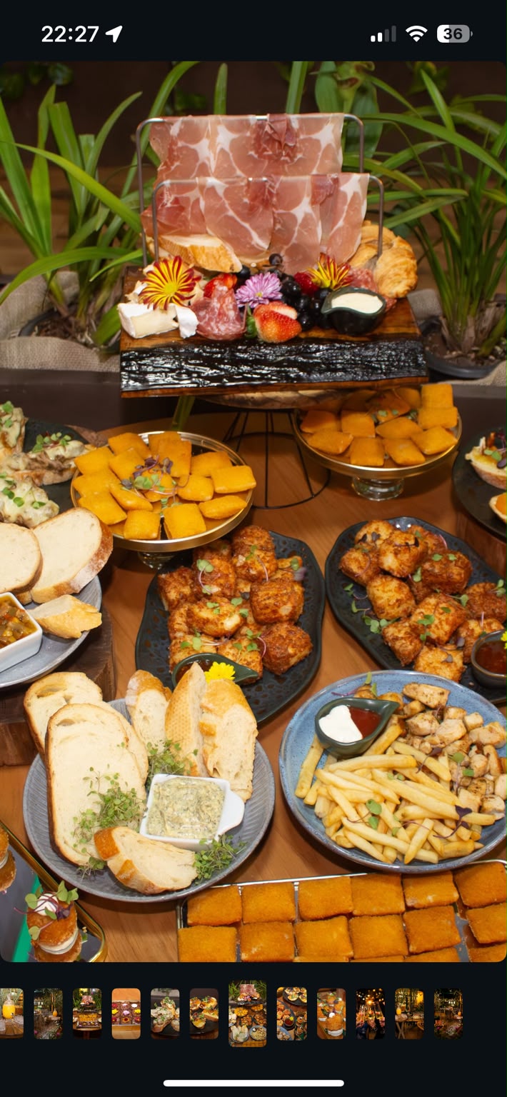 Mesa de buffet com frios, pães e petiscos variados