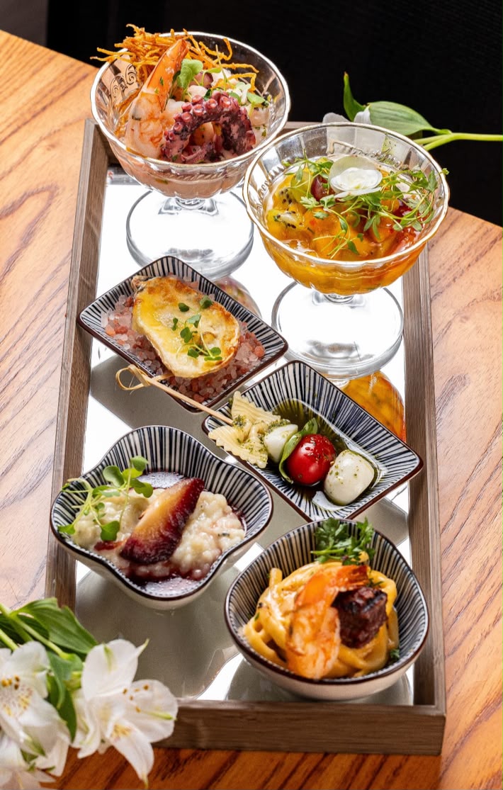 Bandeja de finger food com pequenas preparações gastronômicas