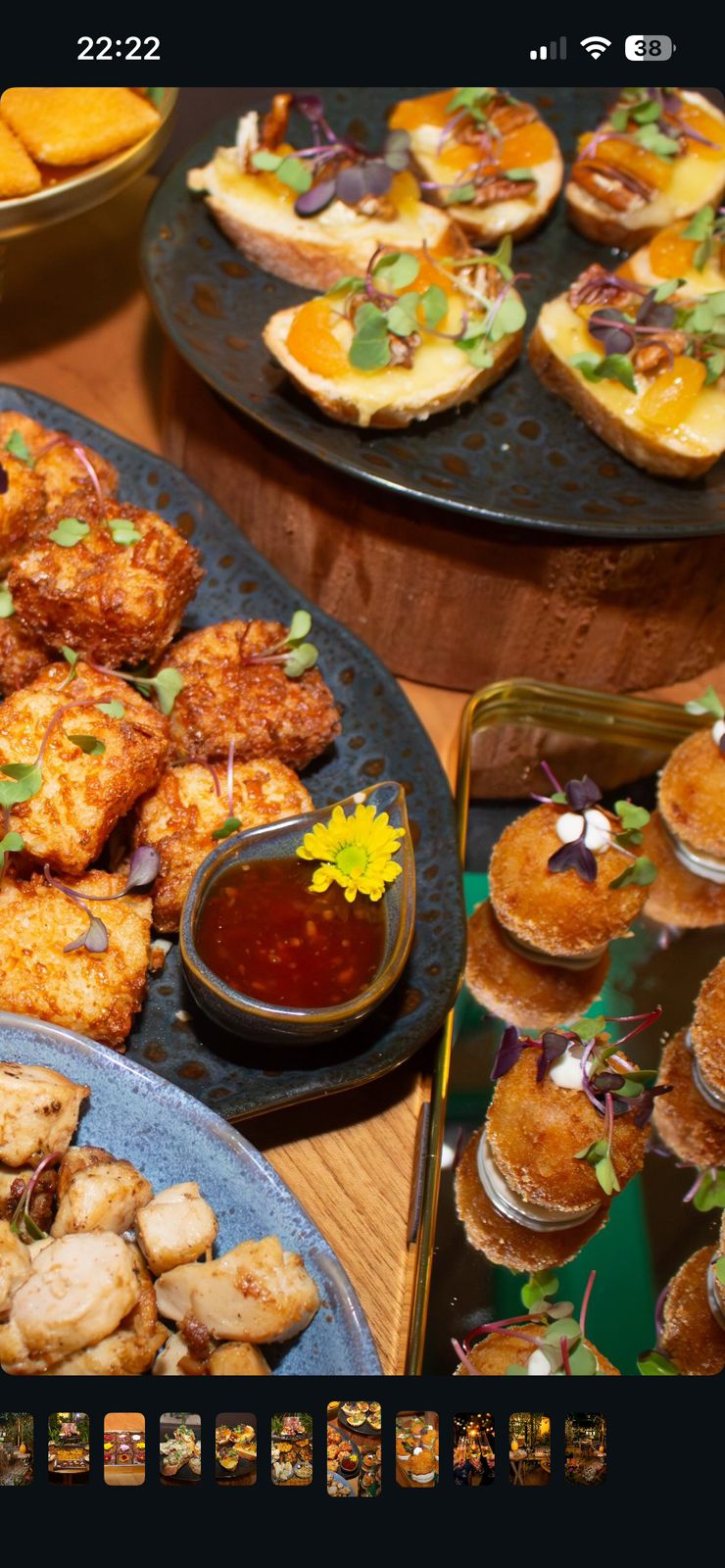 Finger foods variados servidos em pratos de cerâmica e bandejas