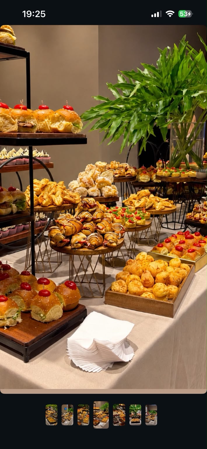 Buffet com grande variedade de salgados e lanches