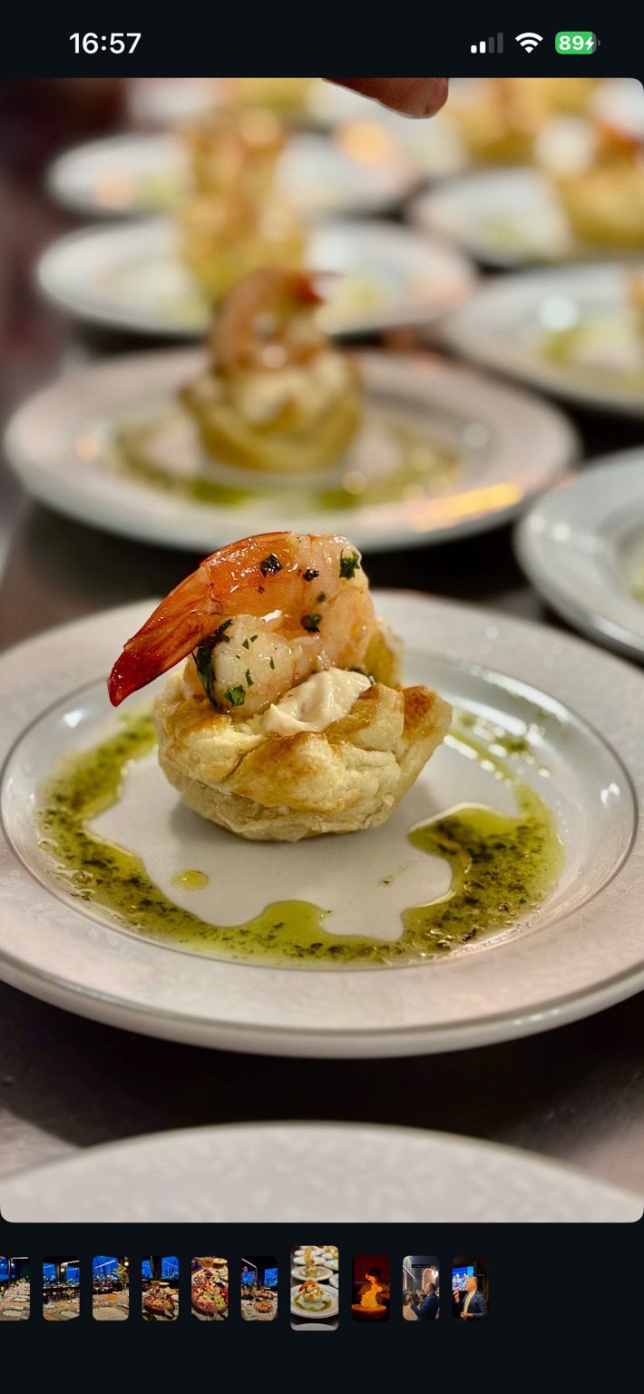 Canapé de camarão com azeite de ervas servido em prato de porcelana