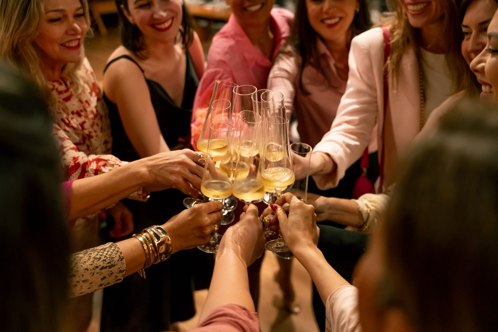 Convidadas brindando com taças de espumante